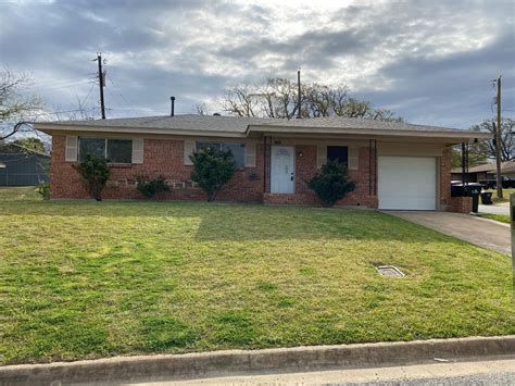 Houses for rent denison tx - 2 Bedroom Houses for Rent in Denison. *** ONE WEEK FREE WITH APPROVED APPLICATION!! *** Come and checkout this RENOVATED 2 bedroom, 1 bathroom home! This home comes with beautiful tiled floors in the kitchen, laundry room and bat. $1,250/mo. 2 Beds. 1 Bath. 912 Sq. Ft. 1622 S Fannin Ave, Denison, TX 75020. 
